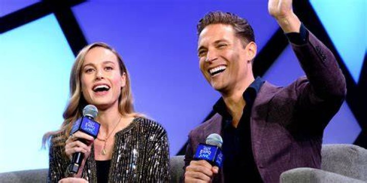 Brie Larson & Elijah Allan-Blitz Buy Flowers