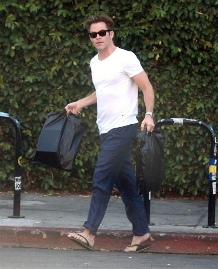 Chris Pine Chris Pine stops to grab coffee in Studio City, Los Angeles, California, USA - 07 Mar 2022
