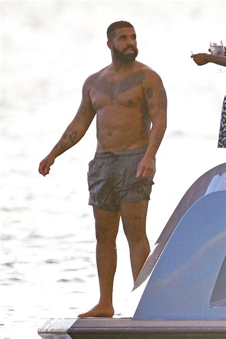 Drake chills out with his friends