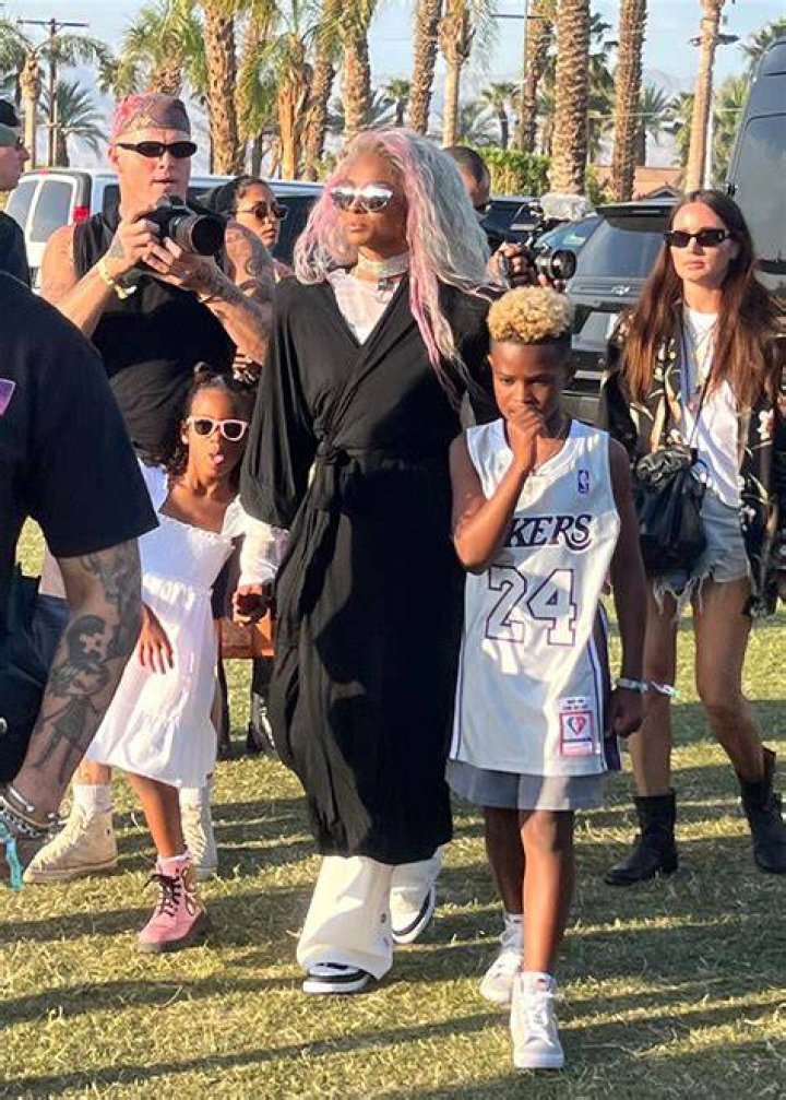 Indio, CA - *EXCLUSIVE* - Kendall Jenner and Bad Bunny enjoy the last day of weekend 1 of the Coachella Music Festival in Indio, CA Pictured: Kendall Jenner, Bad Bunny BACKGRID USA 16 APRIL 2023 USA: +1 310 798 9111 / UK: +44 208 344 2007 / *UK Clients - Pictures Containing Children Please Pixelate Face Prior To Publication*