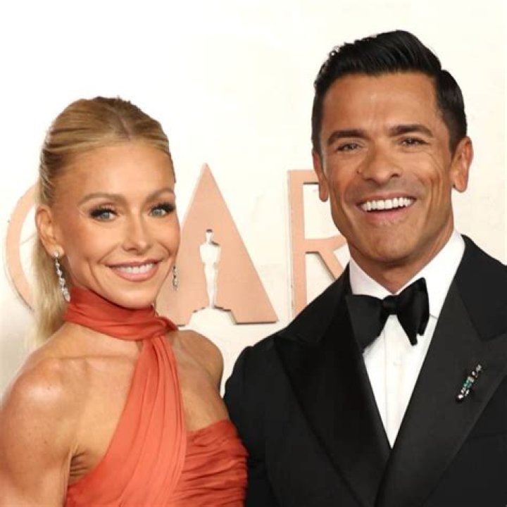 Kelly Ripa & Mark Consuelos kiss at the 2018 Oscars