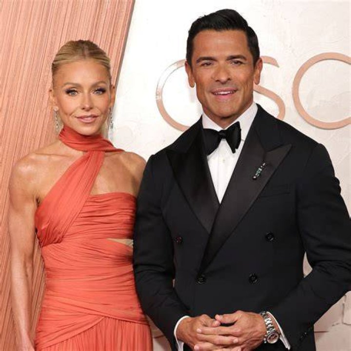 Kelly Ripa picks up her kids from school