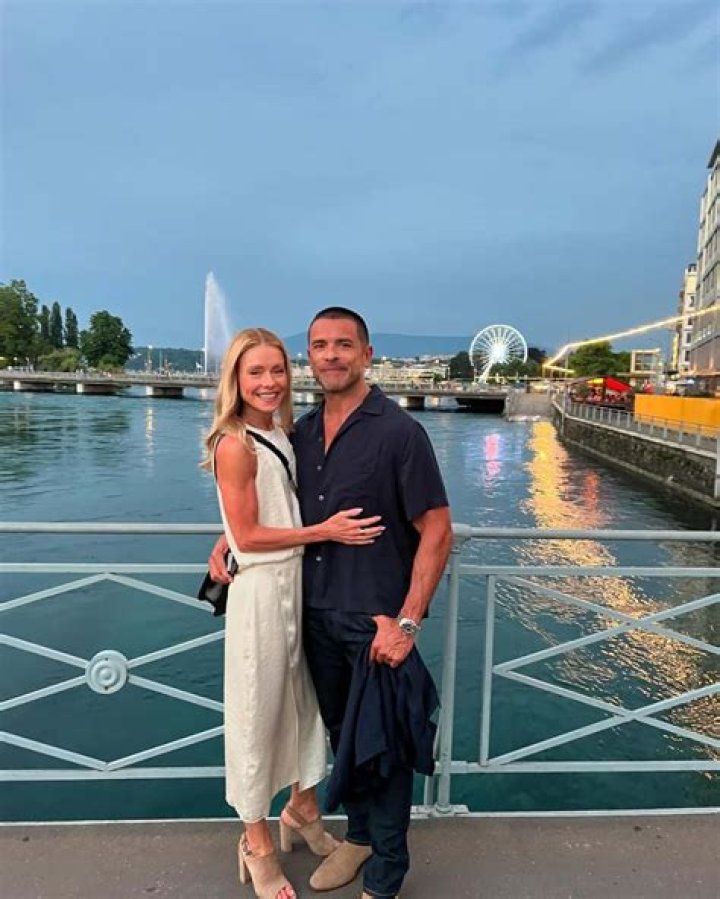 Kelly Ripa posing with her kids