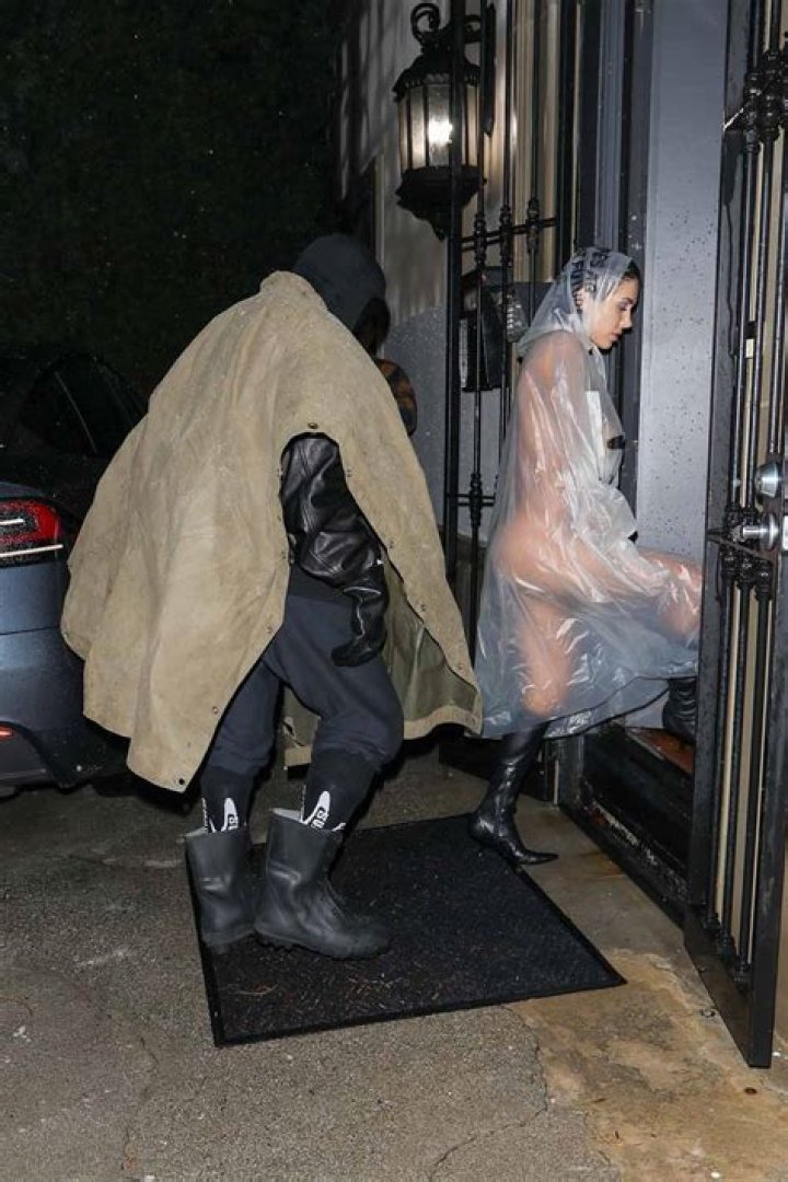Los Angeles, CA - *EXCLUSIVE* - Modern Family actress Ariel Winter meets up with her ex-boyfriend Levi Meaden but the two are seen leaving in separate cars. Pictured: Ariel Winter BACKGRID USA 25 NOVEMBER 2019 USA: +1 310 798 9111 / UK: +44 208 344 2007 / *UK Clients - Pictures Containing Children Please Pixelate Face Prior To Publication*