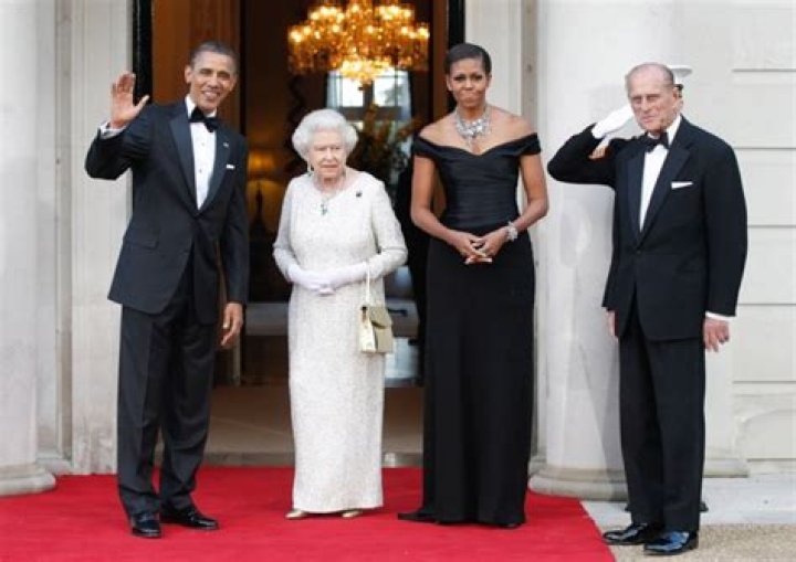 Th Obamas pose with Queen Elizabeth II and Britain&rsquo;s Prince Philip