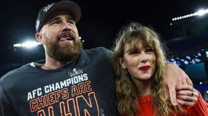 Travis Kelce and Taylor Swift kissing
