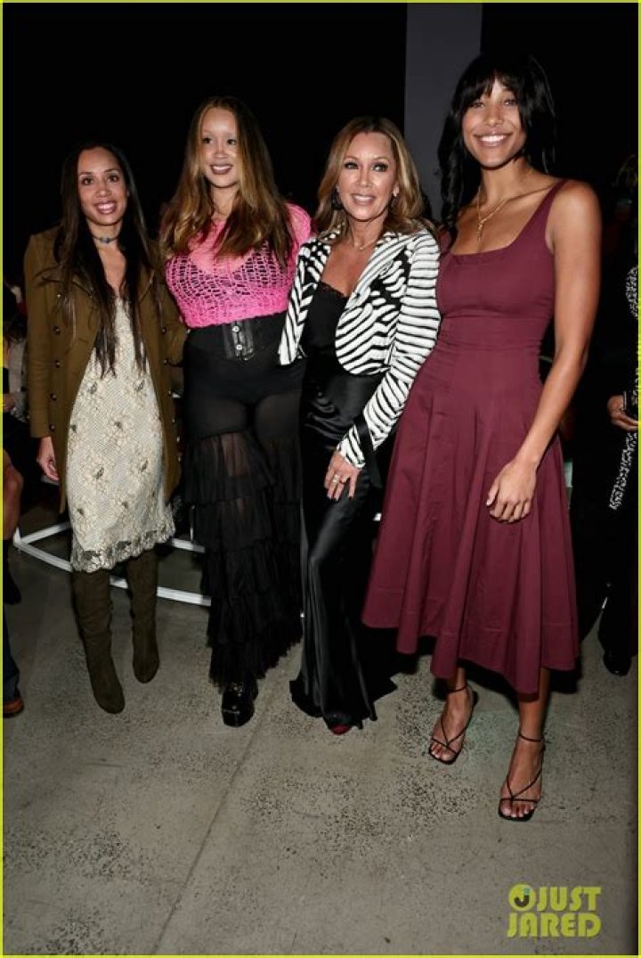Vanessa Williams & Daughters Take Over NYFW